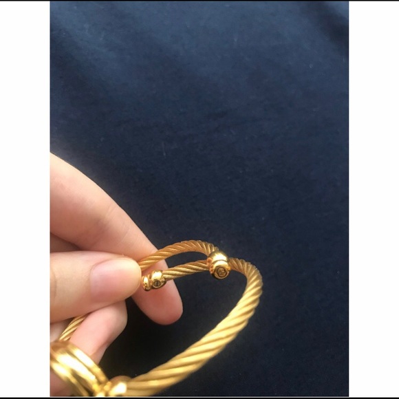 *SOLD* Authentic Vintage Gucci 2047L Gold Watch - Picture 5 of 8